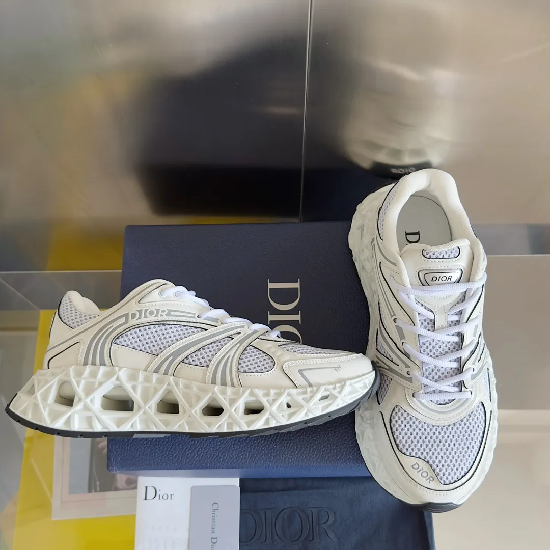 【DIOR】P:800💰 Men's 39-44. (Male 45.46 custom-made) Dior kawa Dior joint 2025ss casual sports shoes‼ ️ Reinterpret running shoes with dior’s haute couture style. b35 is made of fine-textured leather and mesh fabric materials. It can be worn in all seasons, is comfortable and breathable, and has many lines on the shoe body to outline details. It has a full retro three-dimensional feel and can create a casual look all year round!